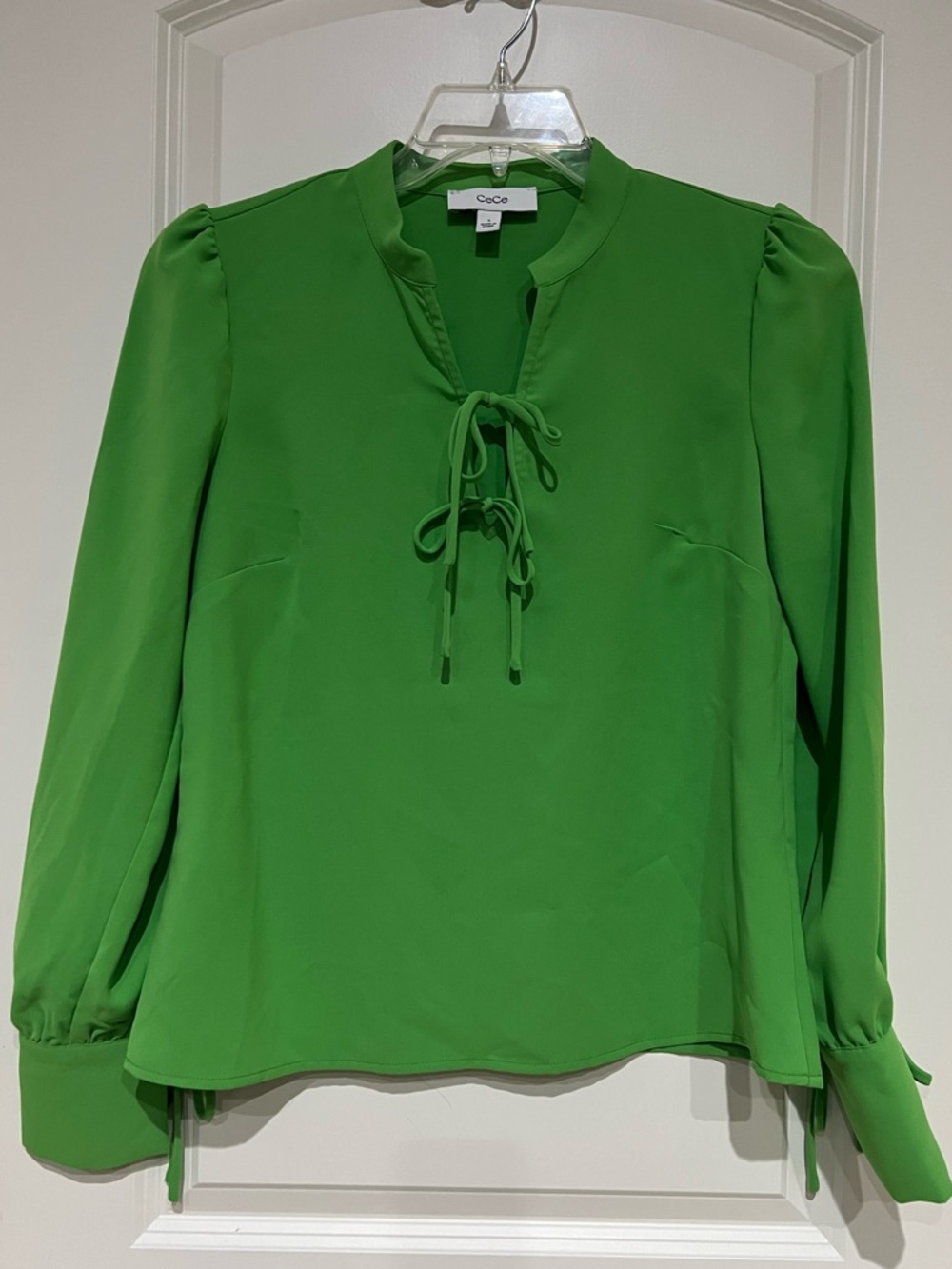 CeCe Size Sm Long Sleeve Bright Green Tie-Neck Blouse Classic Preppy Business